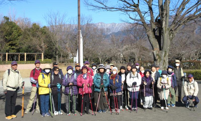 塔が岳にうっすらと雪