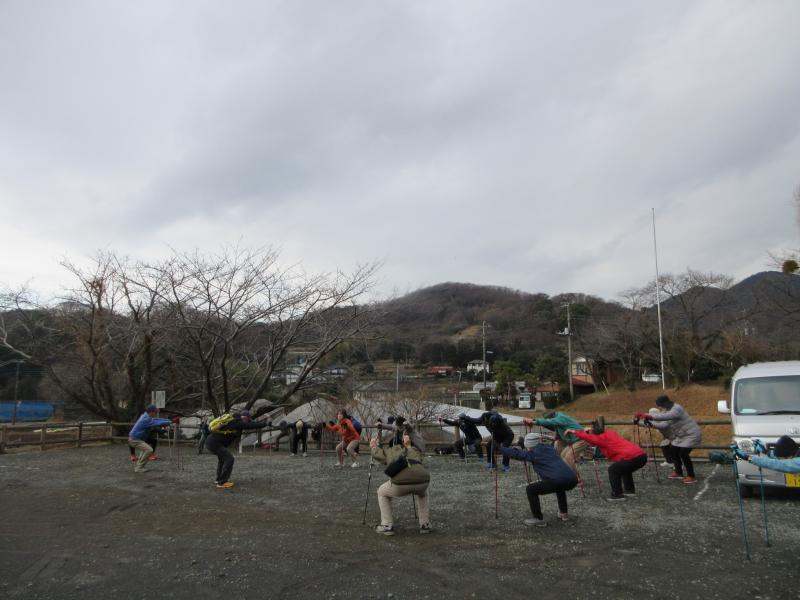 駐車場で準備体操
