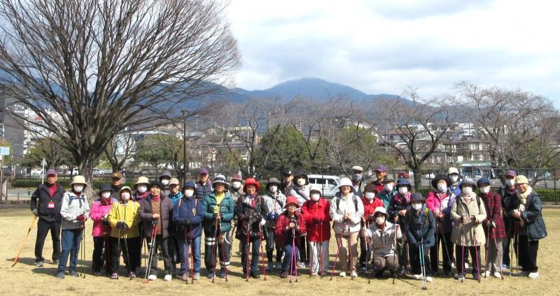 大山をバックに撮影