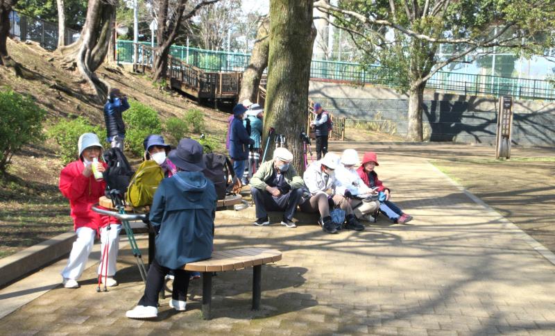 全員ベンチに座れまん