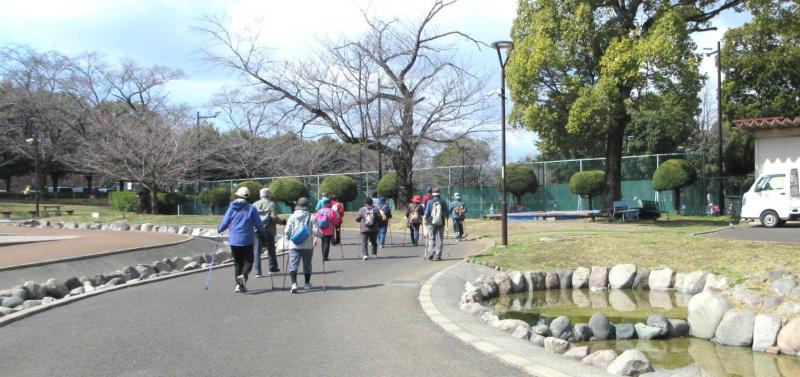 ポールを使っての坂道は楽です