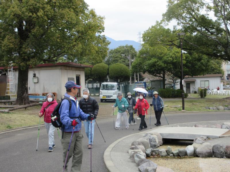 登坂はポールを使いましょう