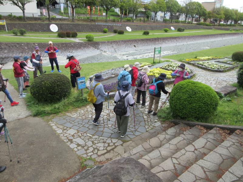 水無川の緑道に降ります