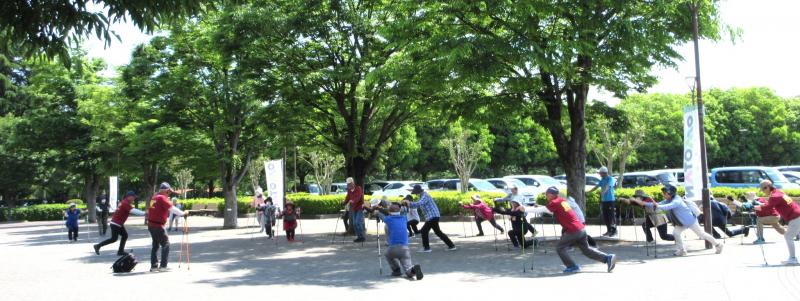 体育館前で準備運動