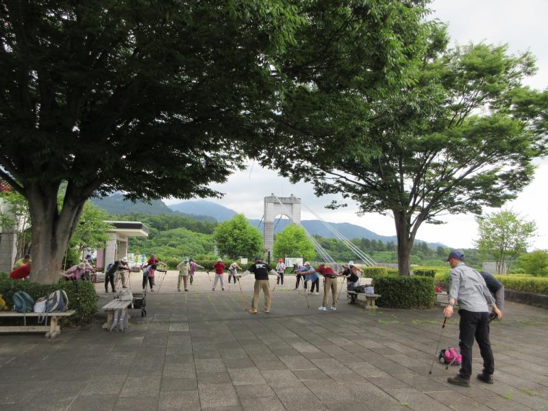 つり橋が見れる場所で準備運動