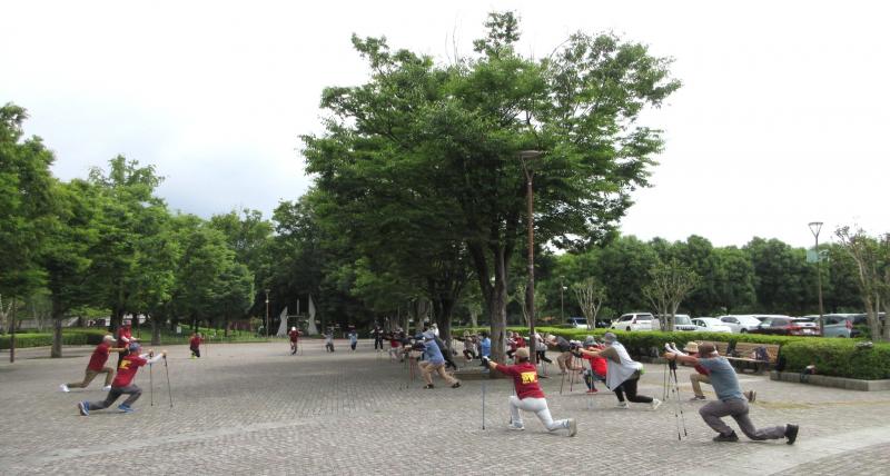 体育館前で準備体操