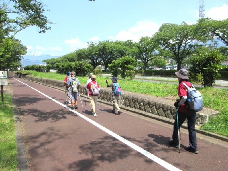 強い日差しですが出発