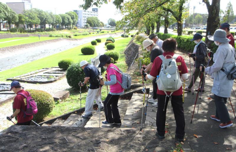 階段は転ばないようにコーチが見守る