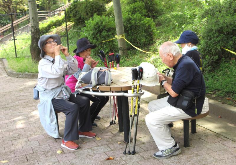ここはテーブル椅子があるので助かります