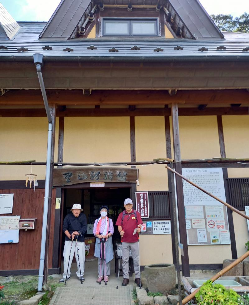 体験館前で別グループです